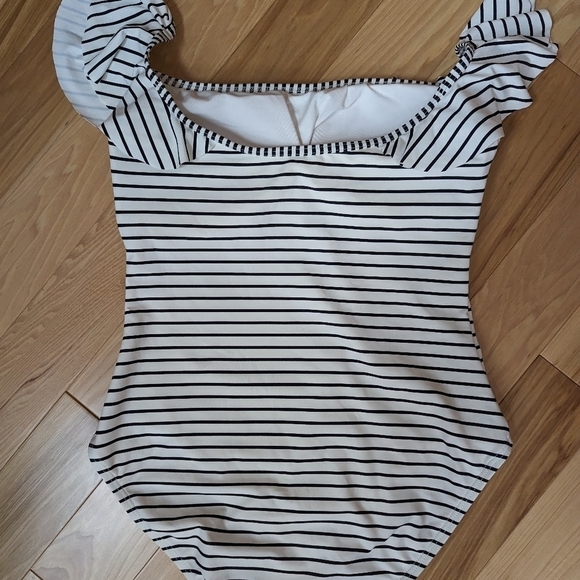 😊 Vince Camuto one piece black white striped swimsuit with ruffled straps sz 10 - Picture 7 of 9